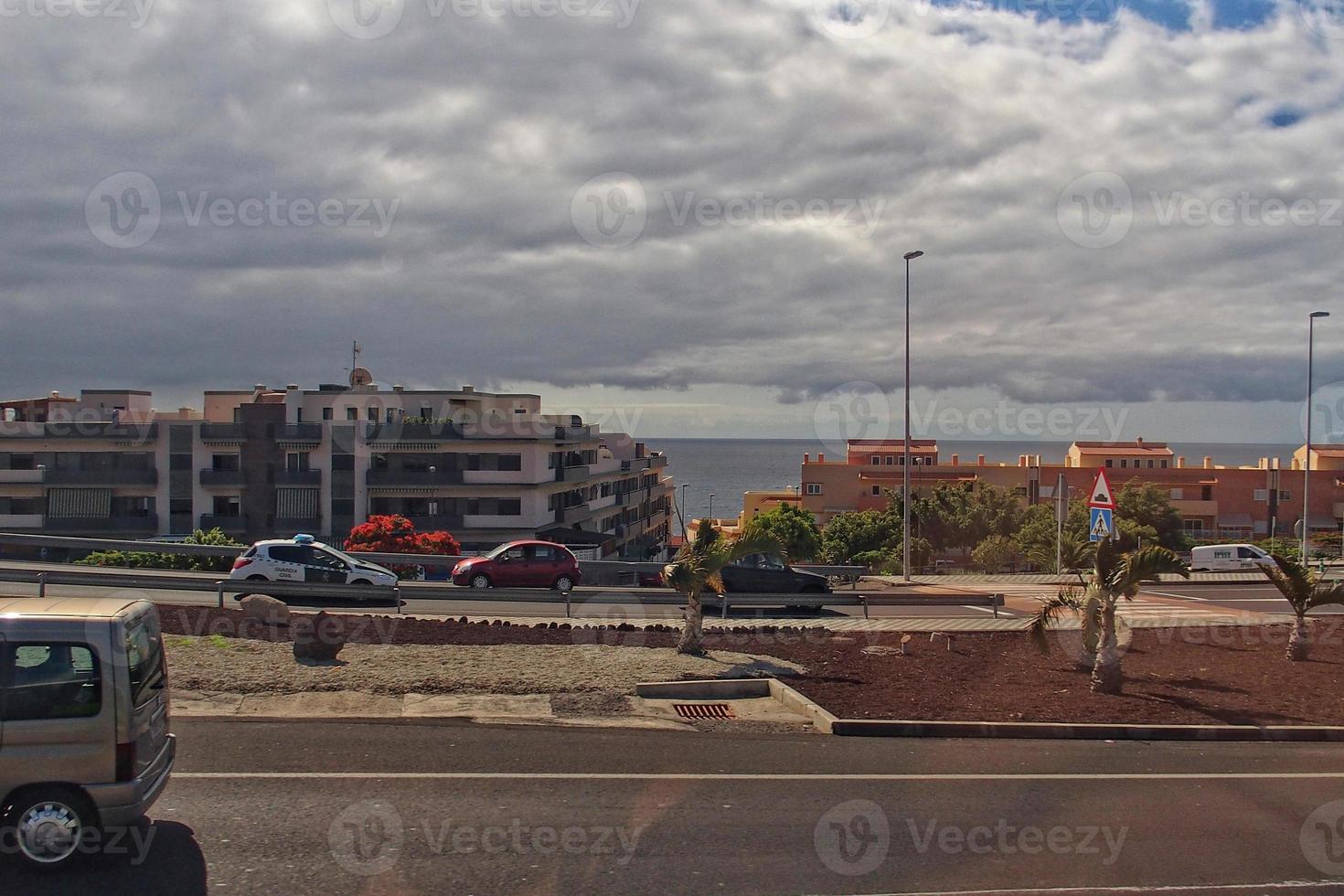 paysages de le Espagnol île de Tenerife avec le Autoroute et le océan photo