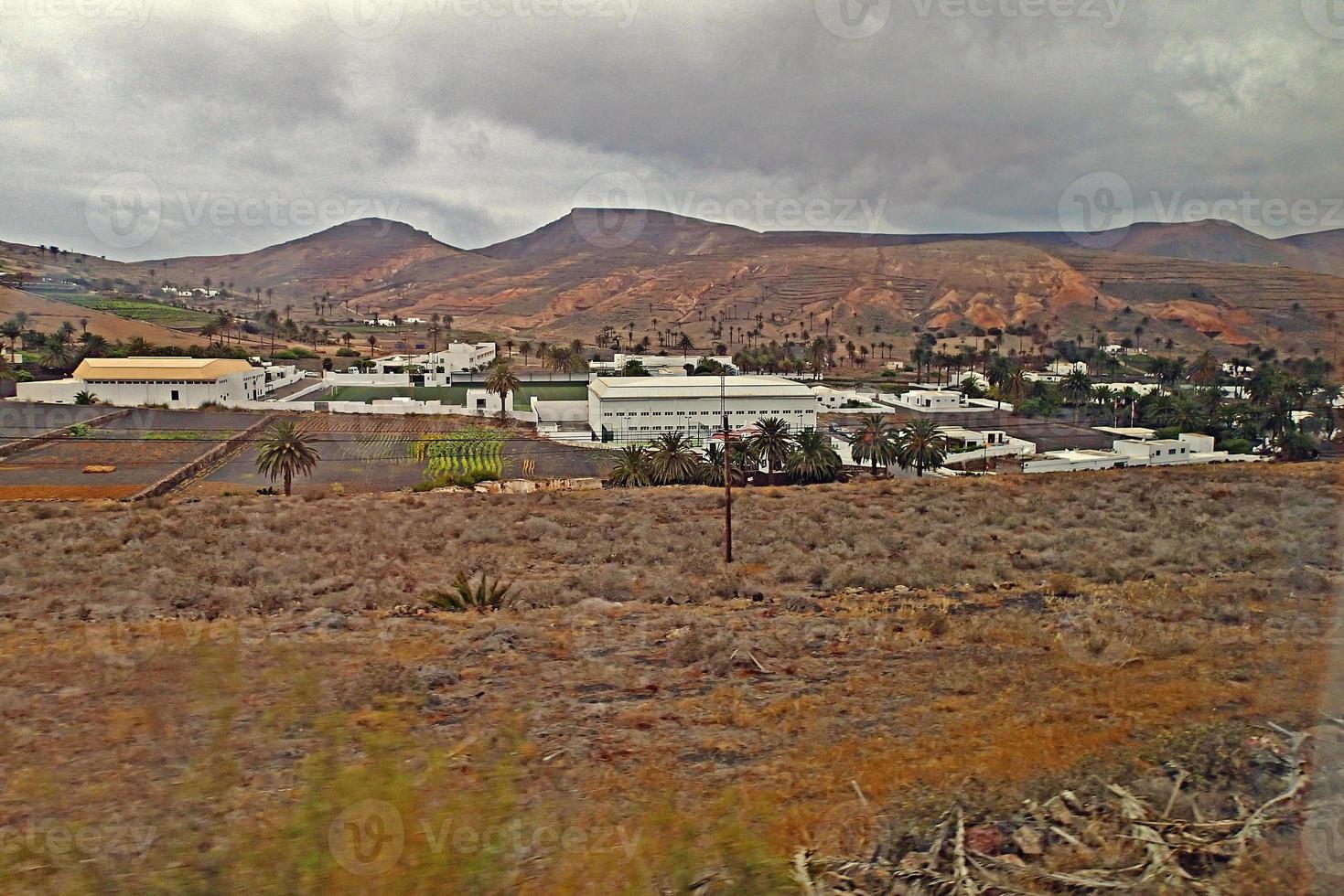 l calme été nuageux paysage de le Espagnol canari île lanzarote photo