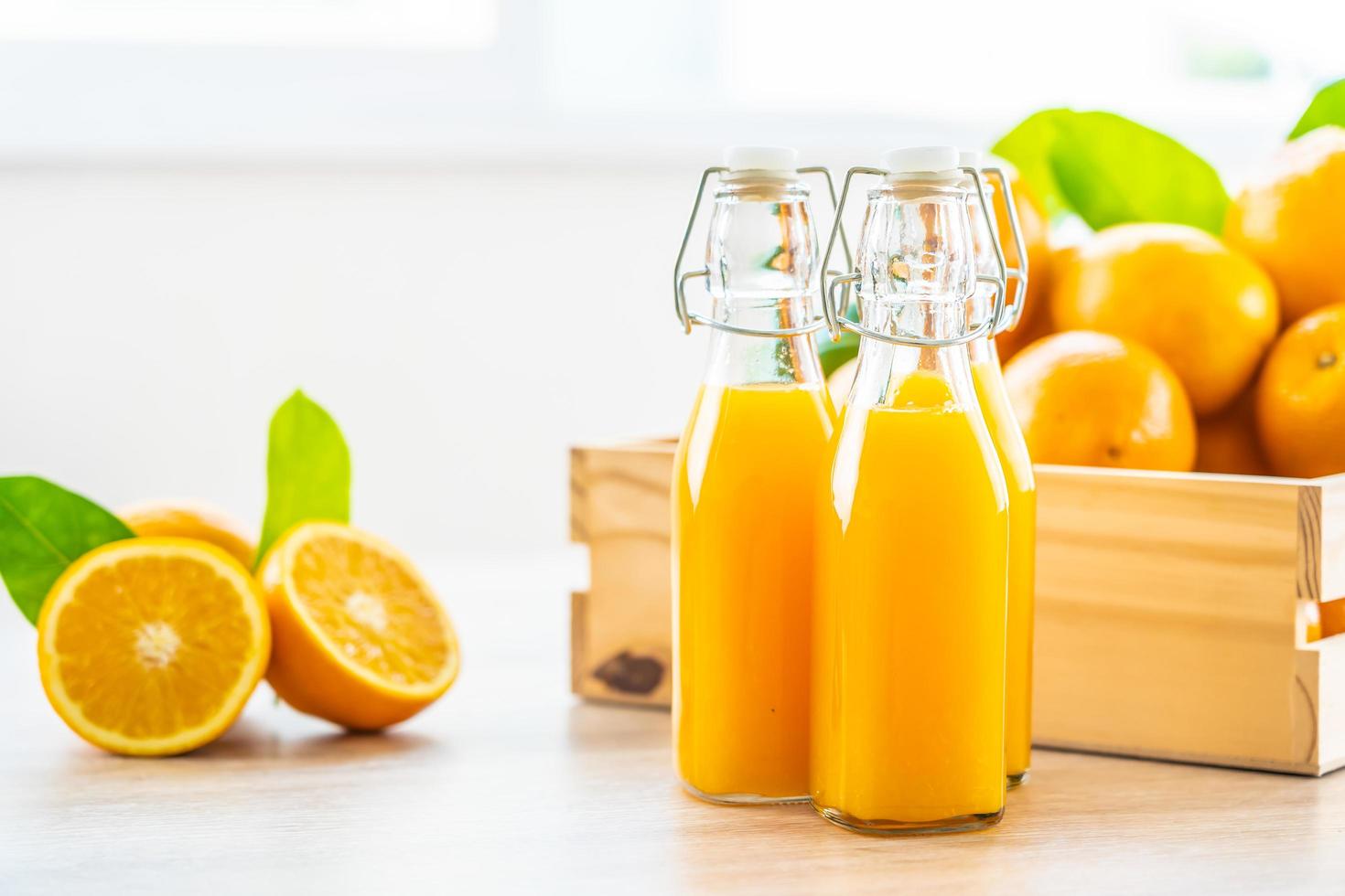 jus d'orange frais à boire dans un verre de bouteille photo