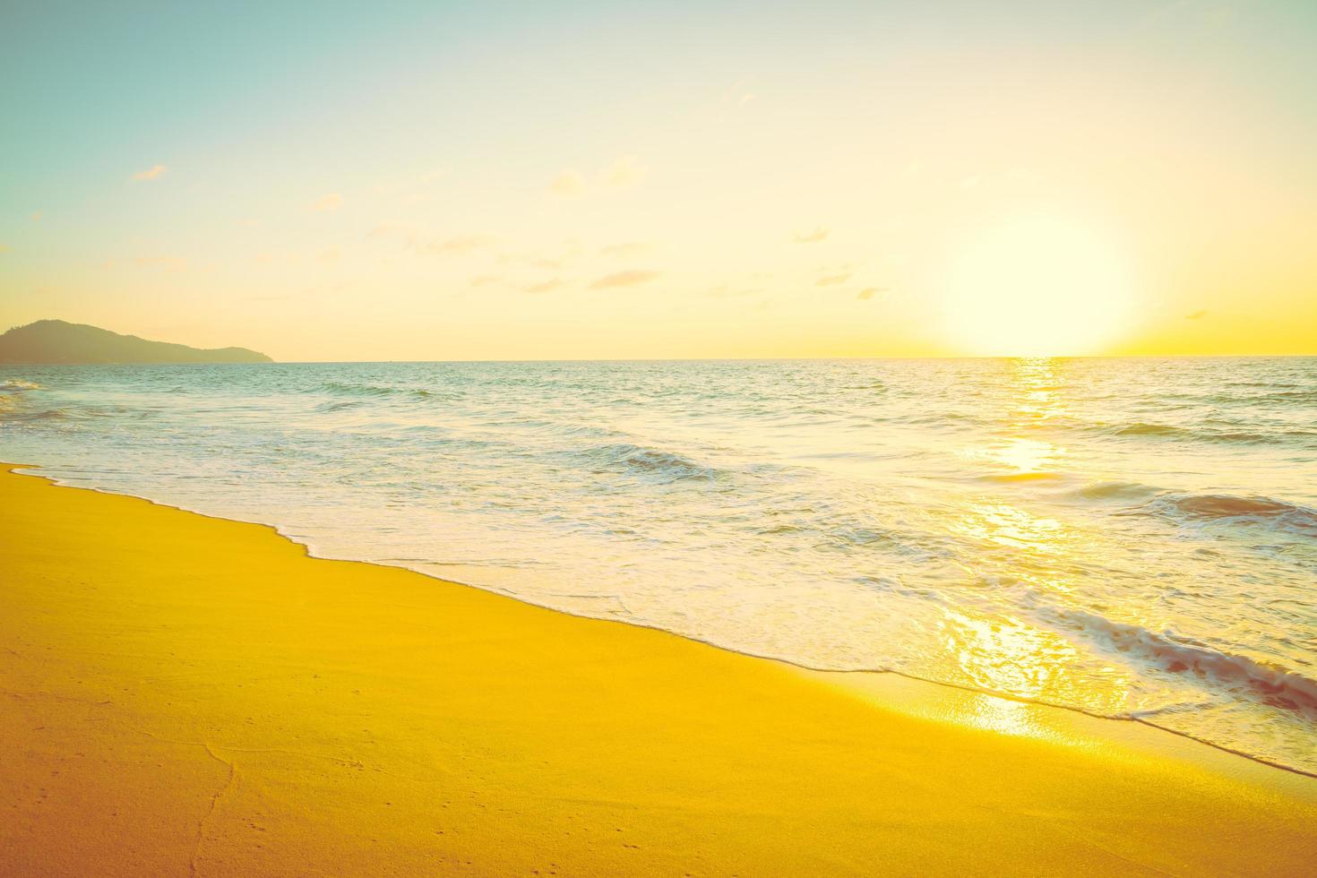 coucher de soleil avec mer et plage photo