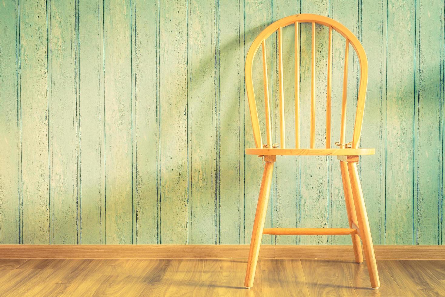 Chaise en bois vintage sur fond de bois photo