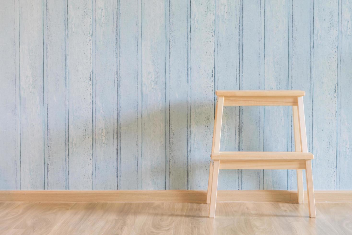 Chaise en bois vintage sur fond de bois photo