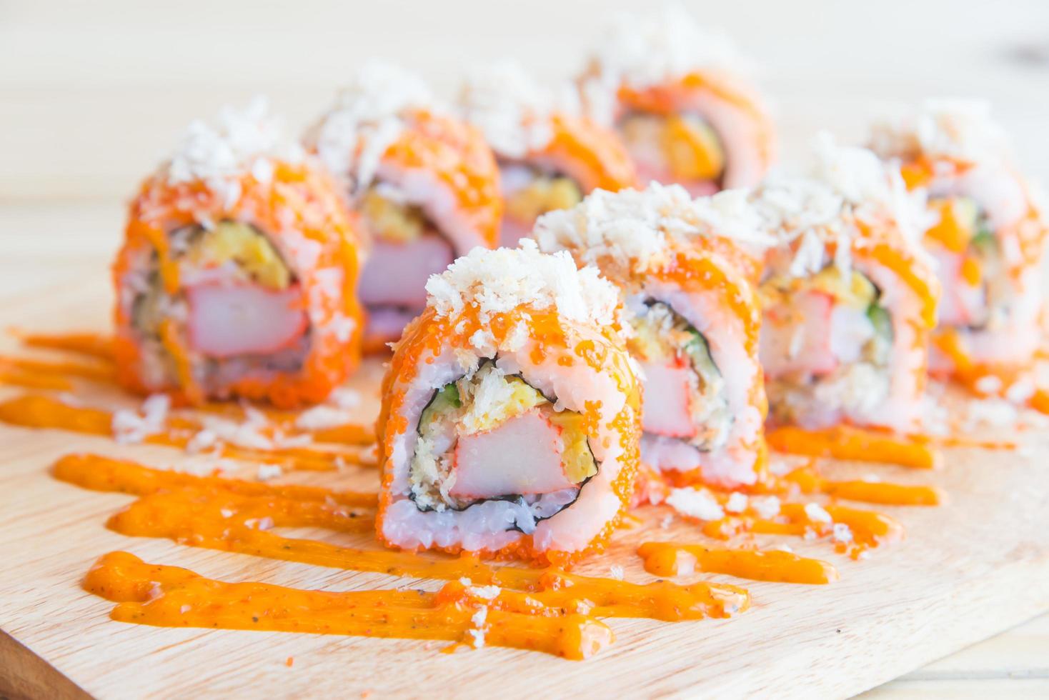 rouleau de sushi au saumon photo