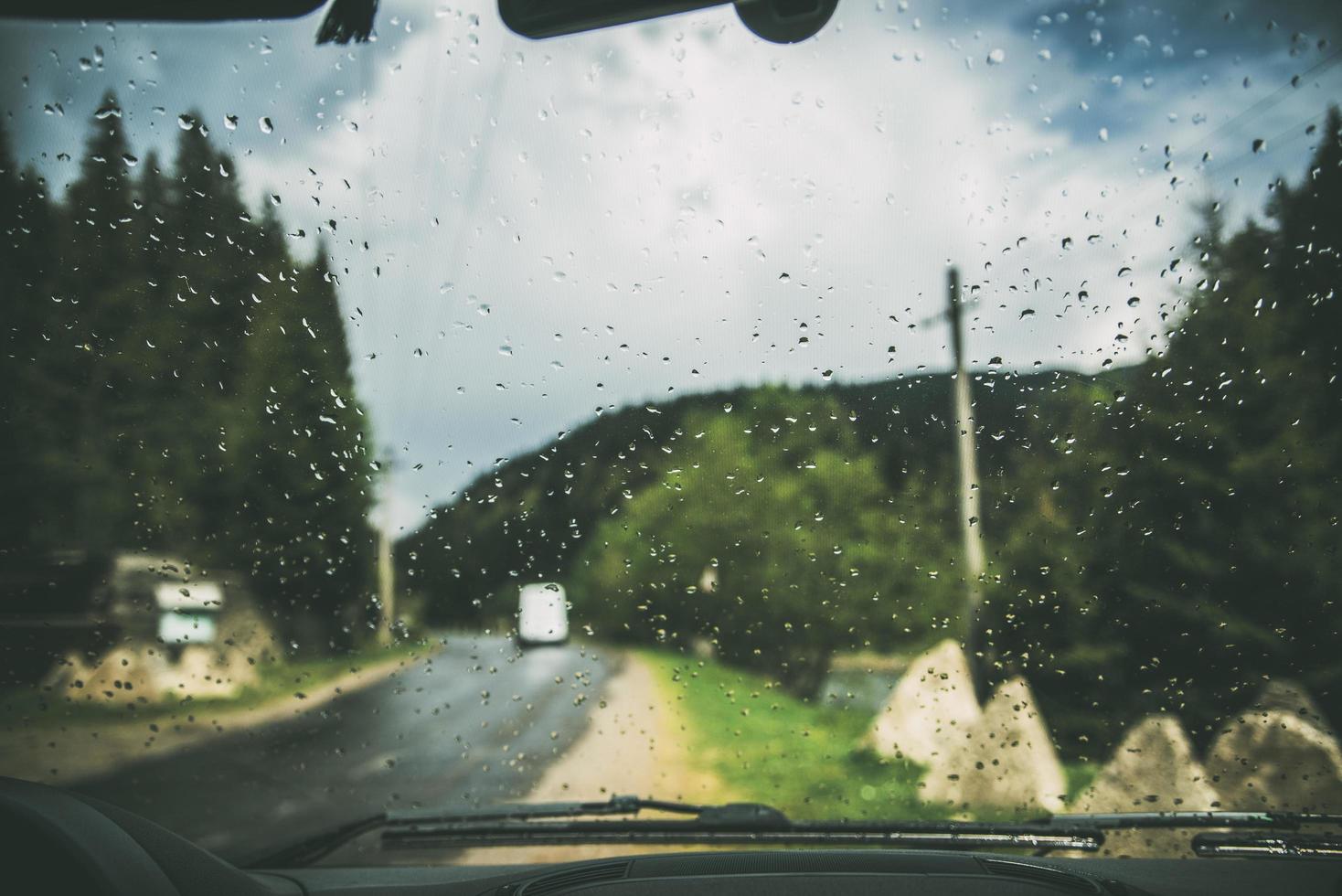pare-brise pluvieux et vue sur la route photo