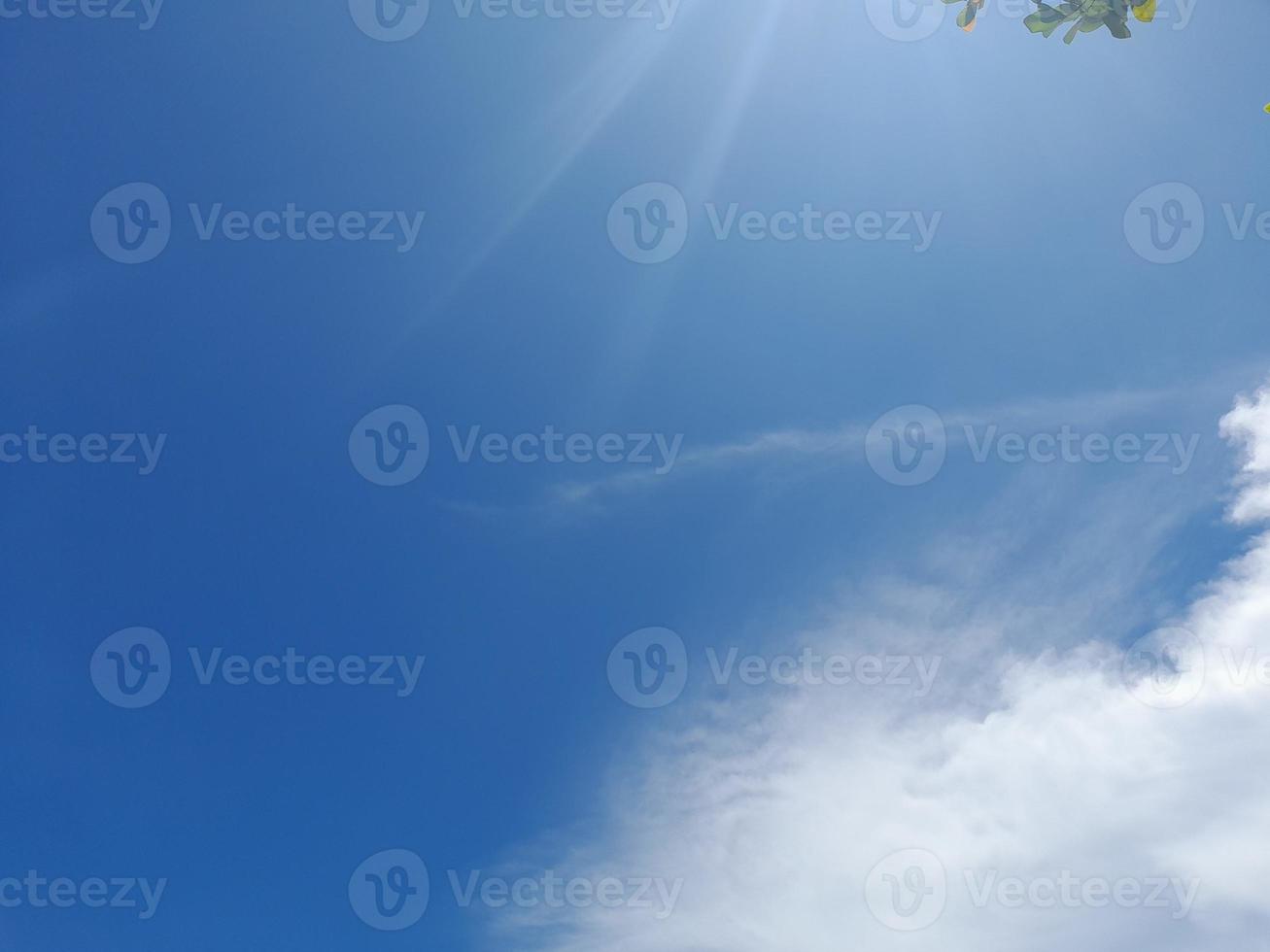 beaux nuages blancs sur fond de ciel bleu profond. de grands nuages doux et moelleux couvrent tout le ciel bleu. photo