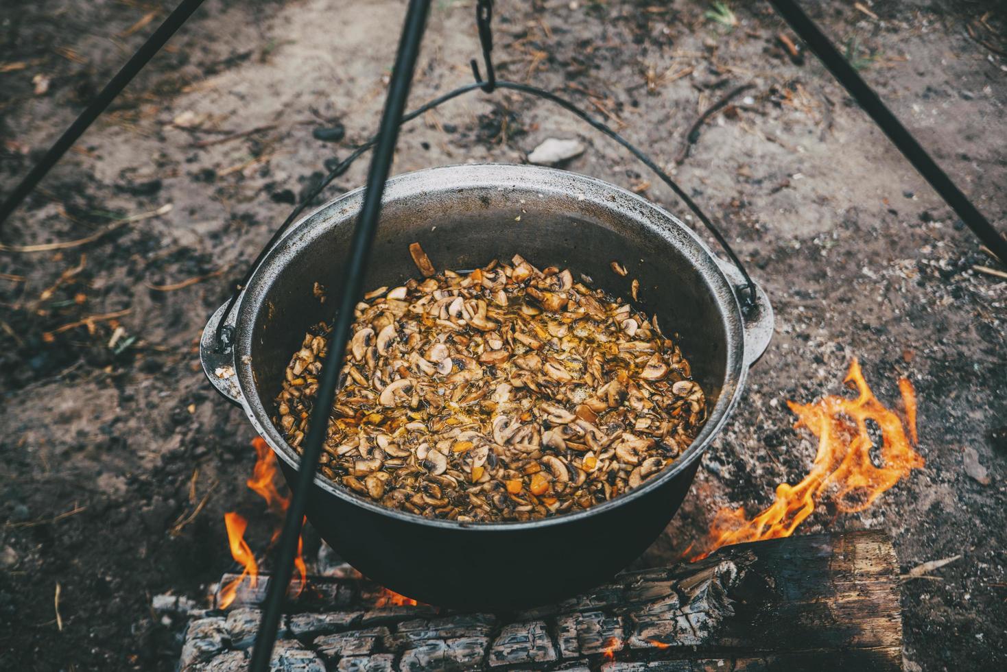 nourriture cuite sur un feu de camp photo