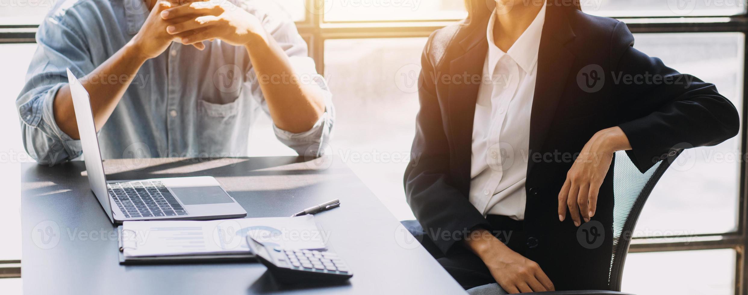 femme d'affaires asiatique utilisant une calculatrice et un ordinateur portable pour faire des finances mathématiques sur un bureau, fiscalité, rapport, comptabilité, statistiques et concept de recherche analytique photo