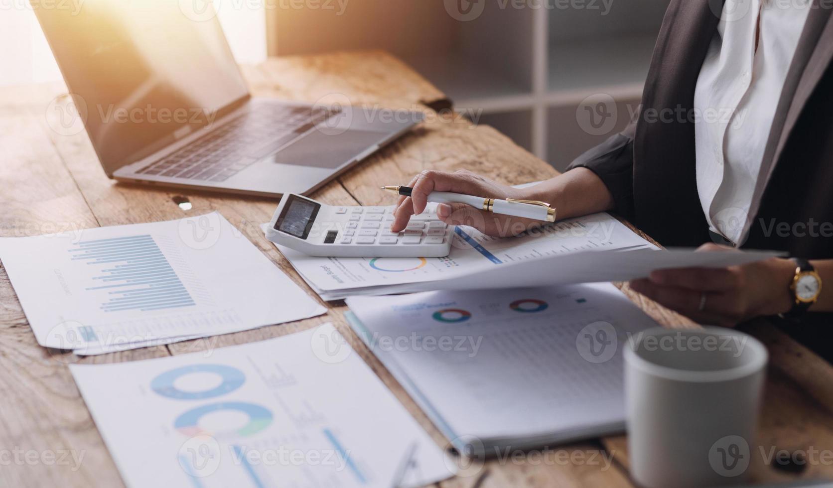 documents d'affaires, auditeur femme d'affaires vérifiant le document de recherche juridique préparer des documents ou un rapport pour analyse temps d'impôt, documents comptables données contrat partenaire traiter au bureau du lieu de travail photo