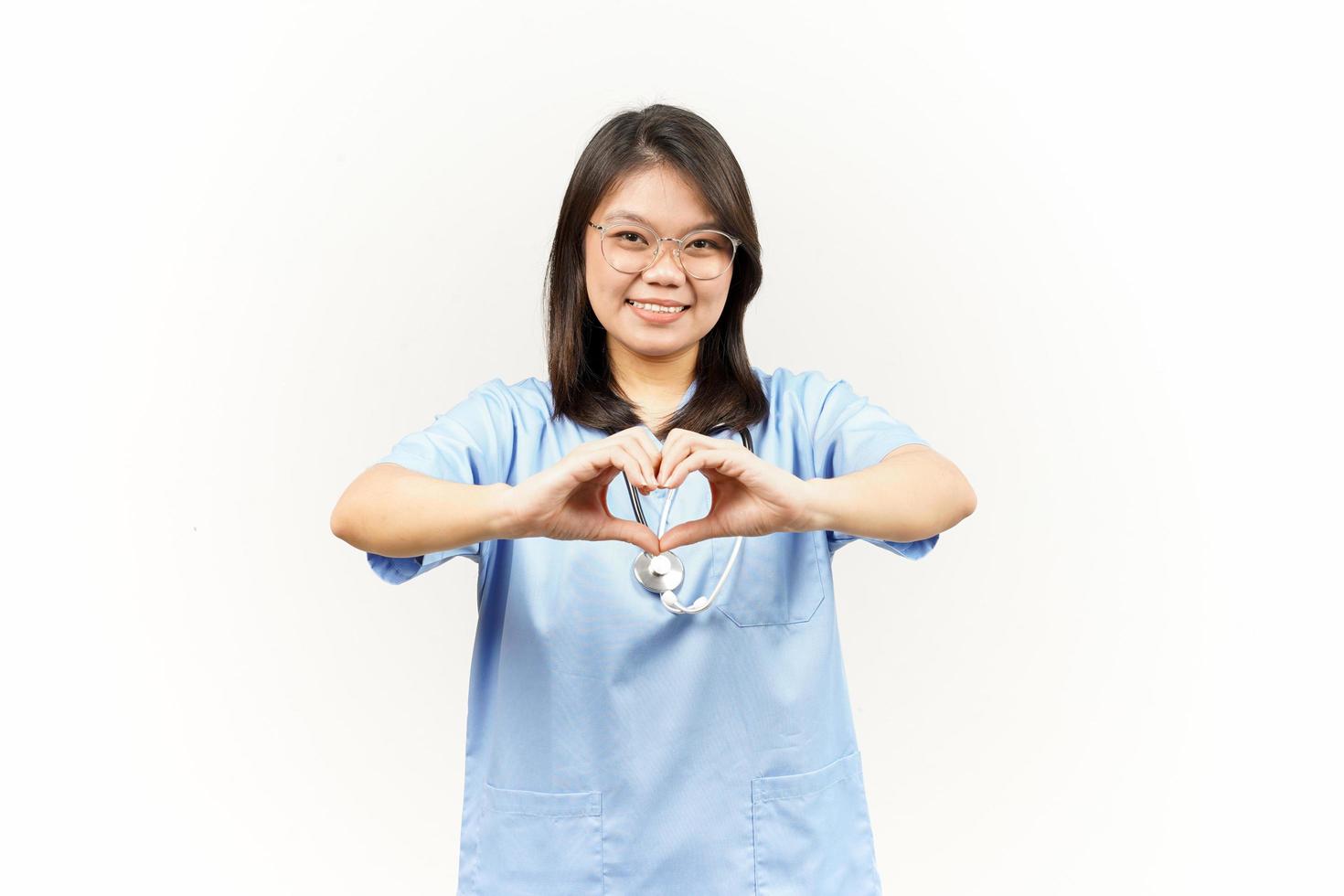 montrant l'amour ou cœur signe de asiatique Jeune médecin isolé sur blanc Contexte photo