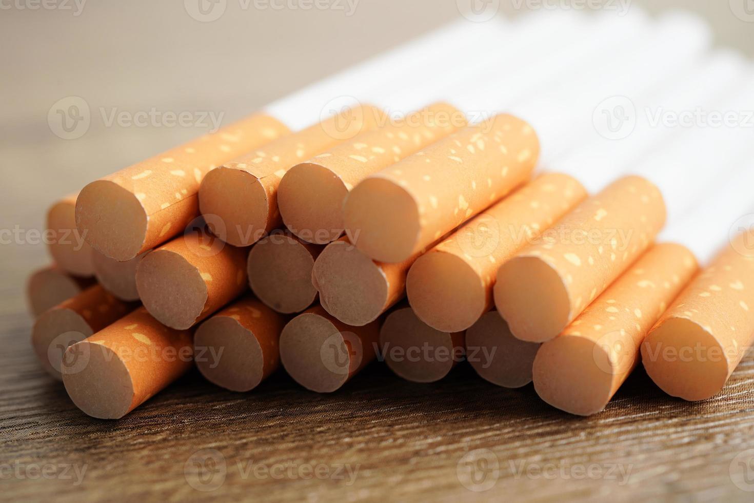 cigarette, tabac à rouler en papier avec tube filtrant, concept non fumeur.  20463677 Photo de stock chez Vecteezy