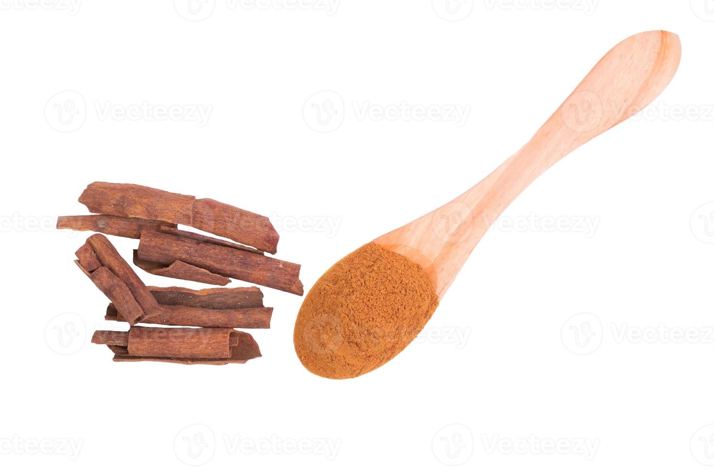 cannelle poudre avec en bois cuillère isolé sur blanc Contexte. photo