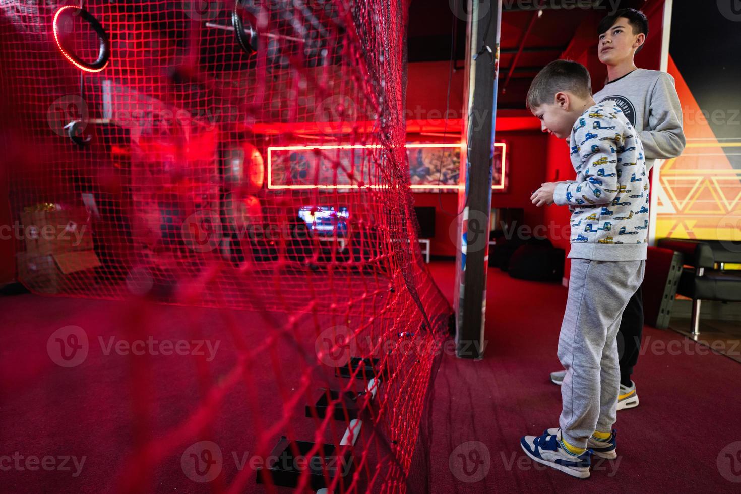 les enfants en volant éloigné contrôle drones Jeu intérieur jouer zone. photo