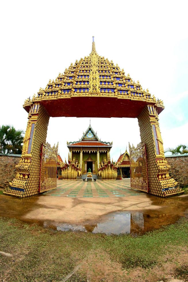 srisaket, thaïlande 2017- wat sri bueng bun photo