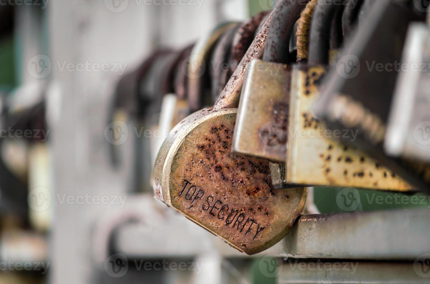 vieux cadenas sur clôture photo