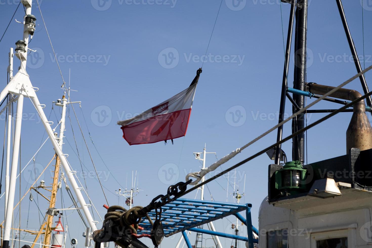 vieux opérationnel pêche bateaux sur une ensoleillé journée dans le Port de Pologne photo