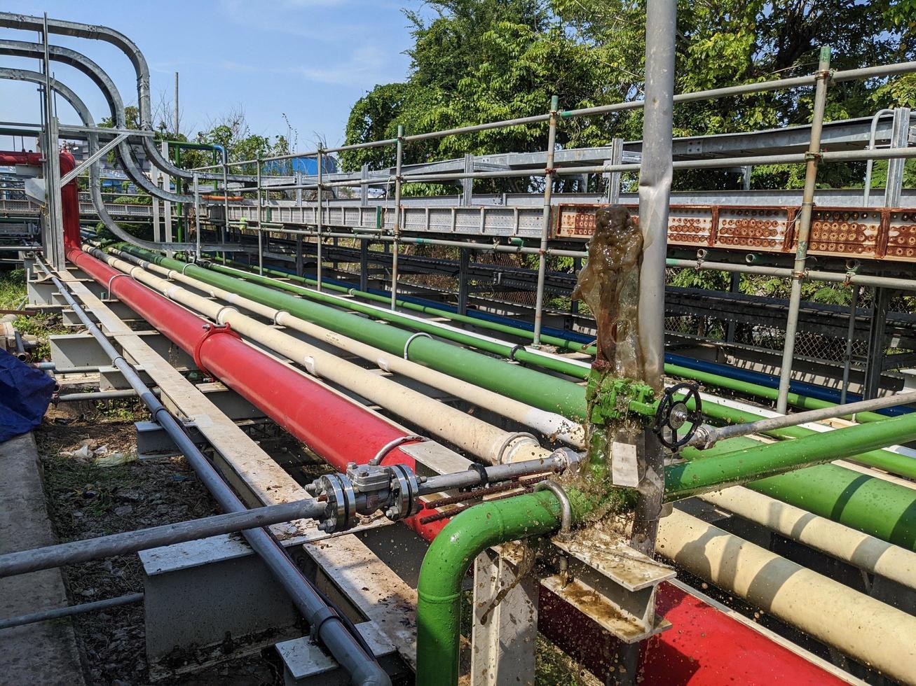 l'eau à venir en dehors de tuyau évent lorsque affleurer le un service l'eau. le photo est adapté à utilisation pour industrie Contexte la photographie, Puissance plante affiche et électricité contenu médias.