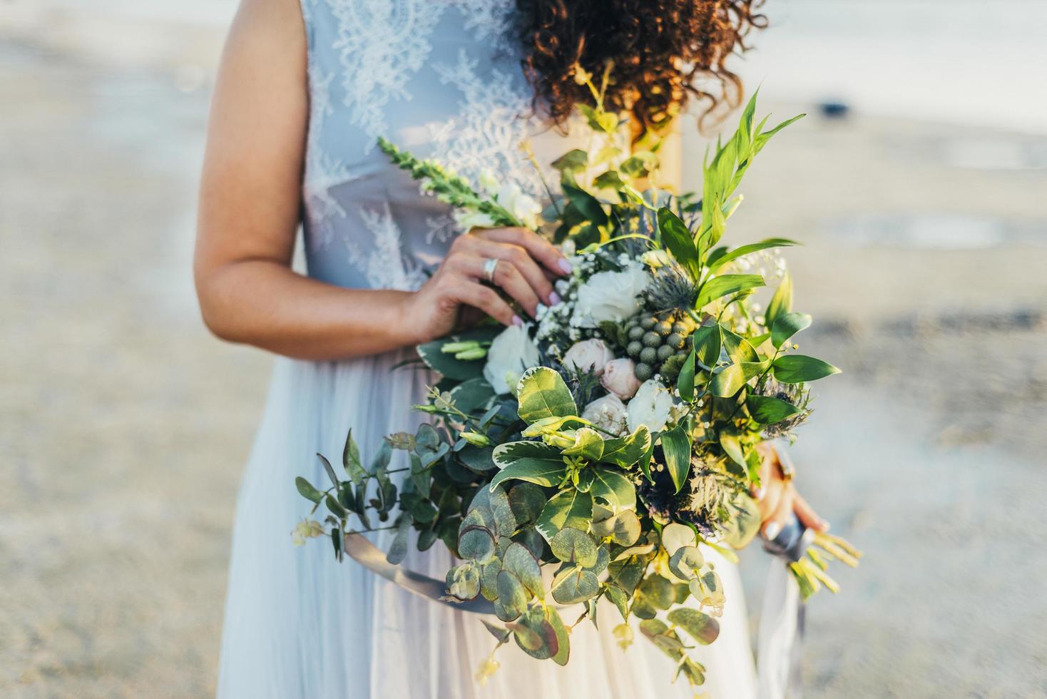 mariée tenant le bouquet de mariage photo