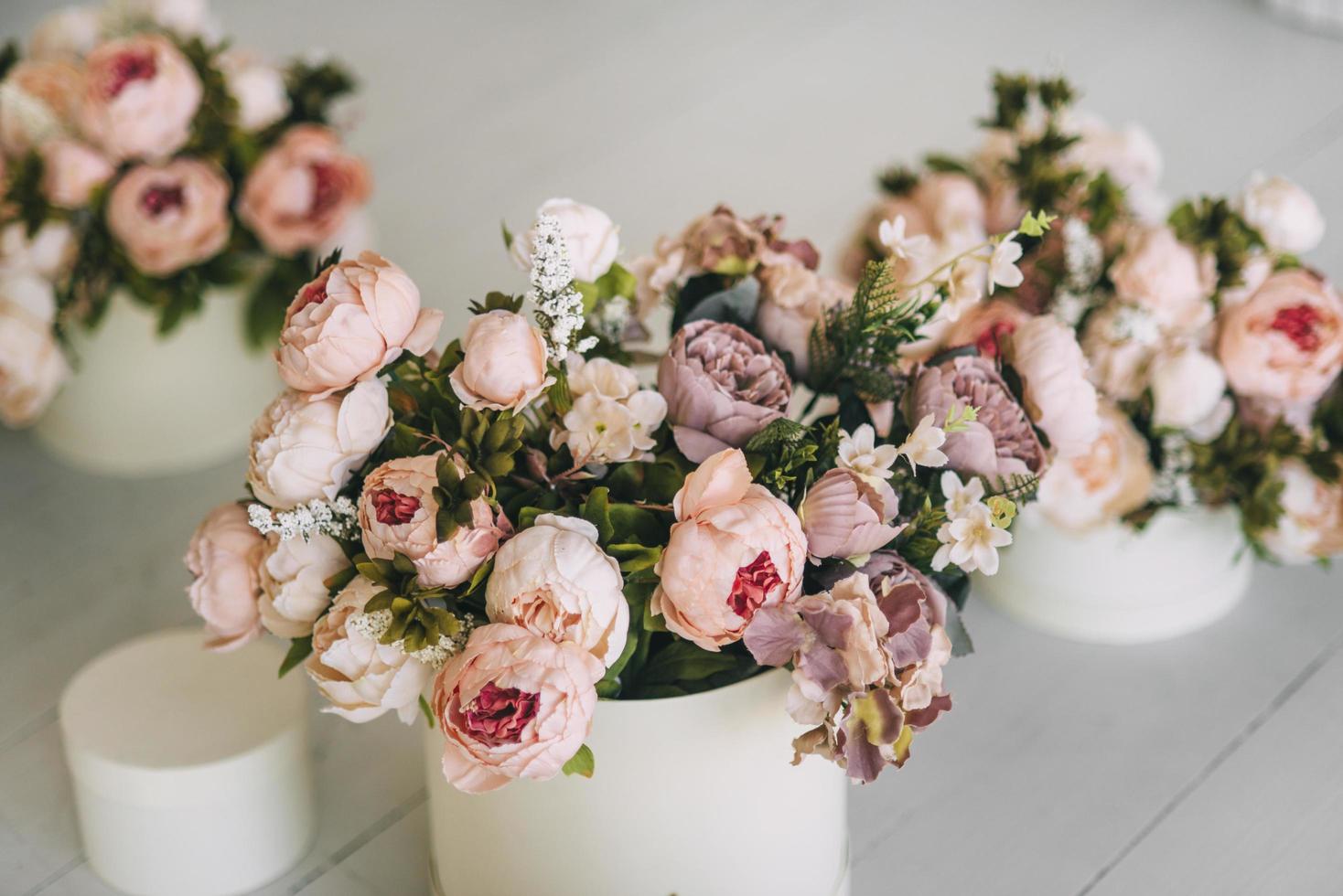bouquets dans des vases blancs photo
