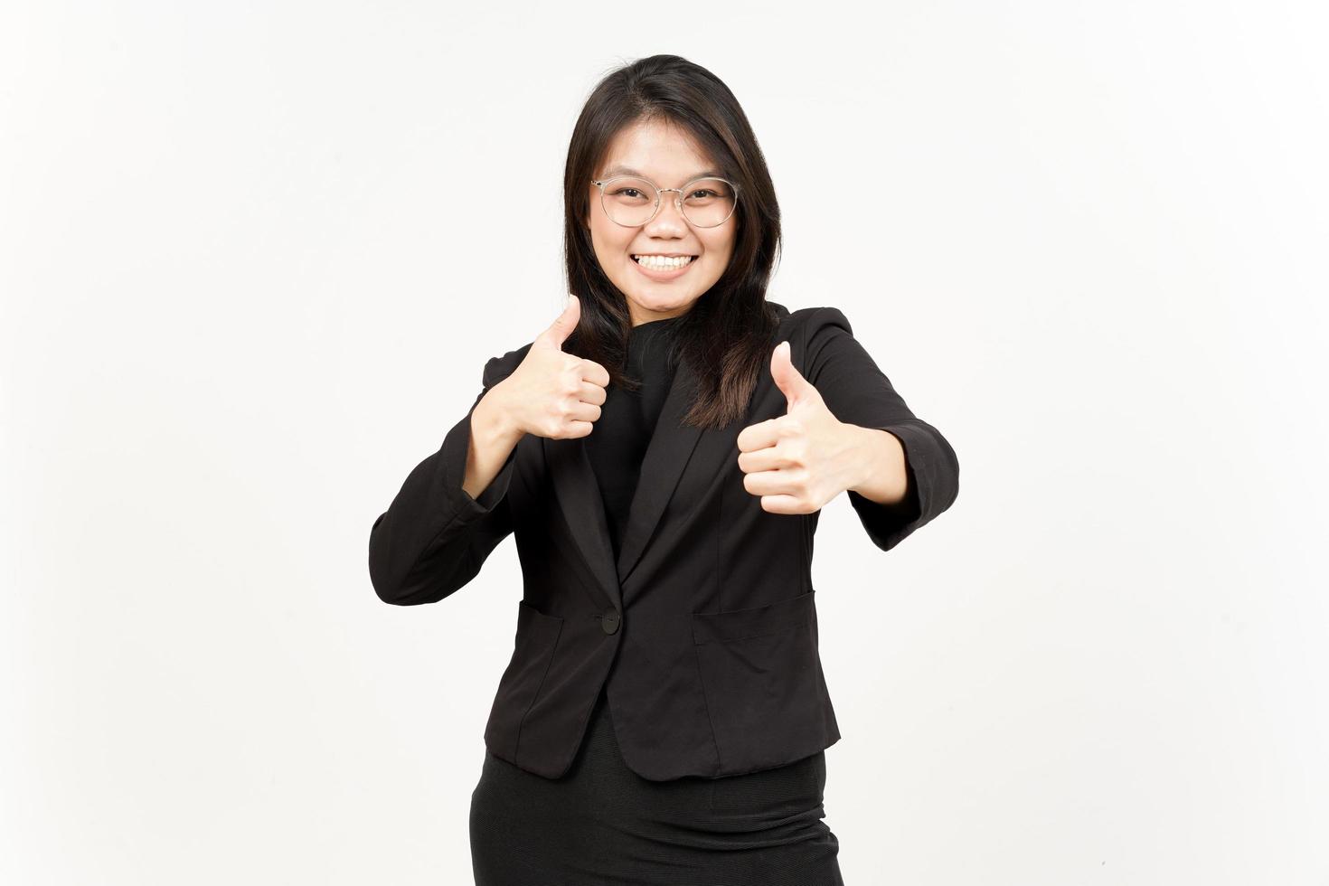 montrant les pouces en haut de magnifique asiatique femme portant noir blazer isolé sur blanc Contexte photo