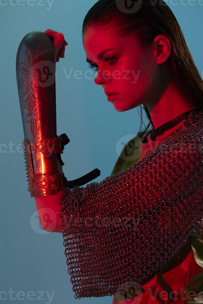 attrayant femme rouge lumière argent armure chaîne courrier mode isolé Contexte photo