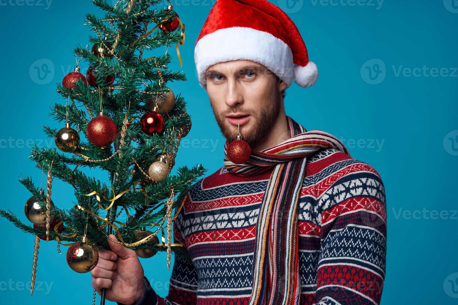 émotif homme dans une Père Noël chapeau Noël décorations vacances Nouveau année isolé Contexte photo