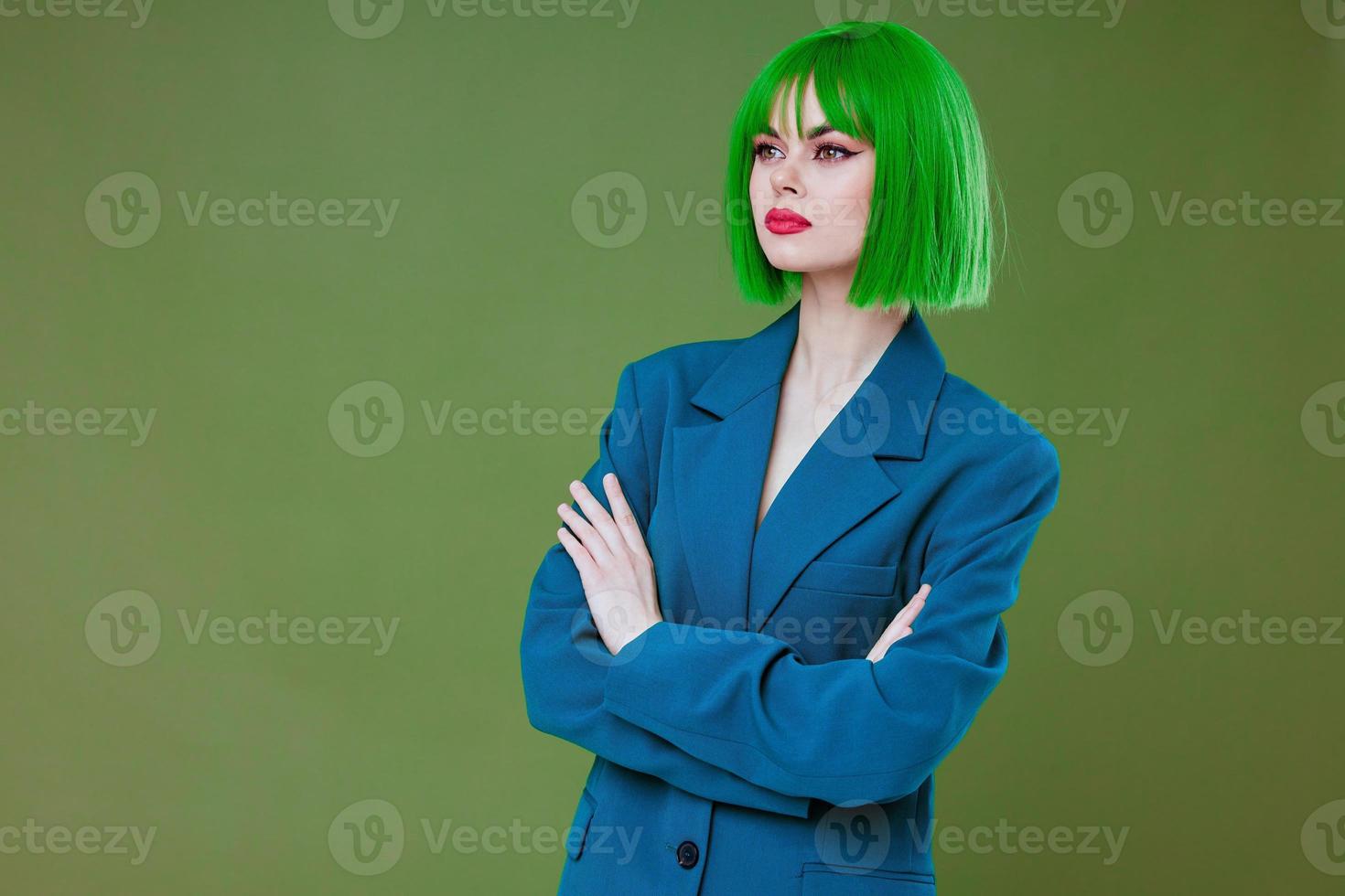 positif Jeune femme charme vert perruque rouge lèvres bleu veste studio modèle inchangé photo