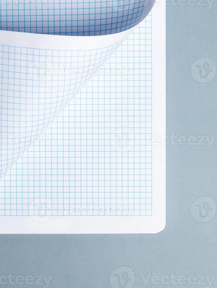 blanc papier feuille Contexte isolé sur bleu, proche en haut photo