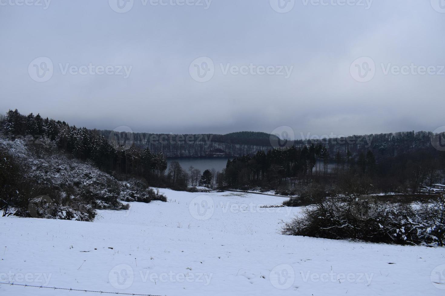 caldeira Lac pulvermaar dans hiver photo