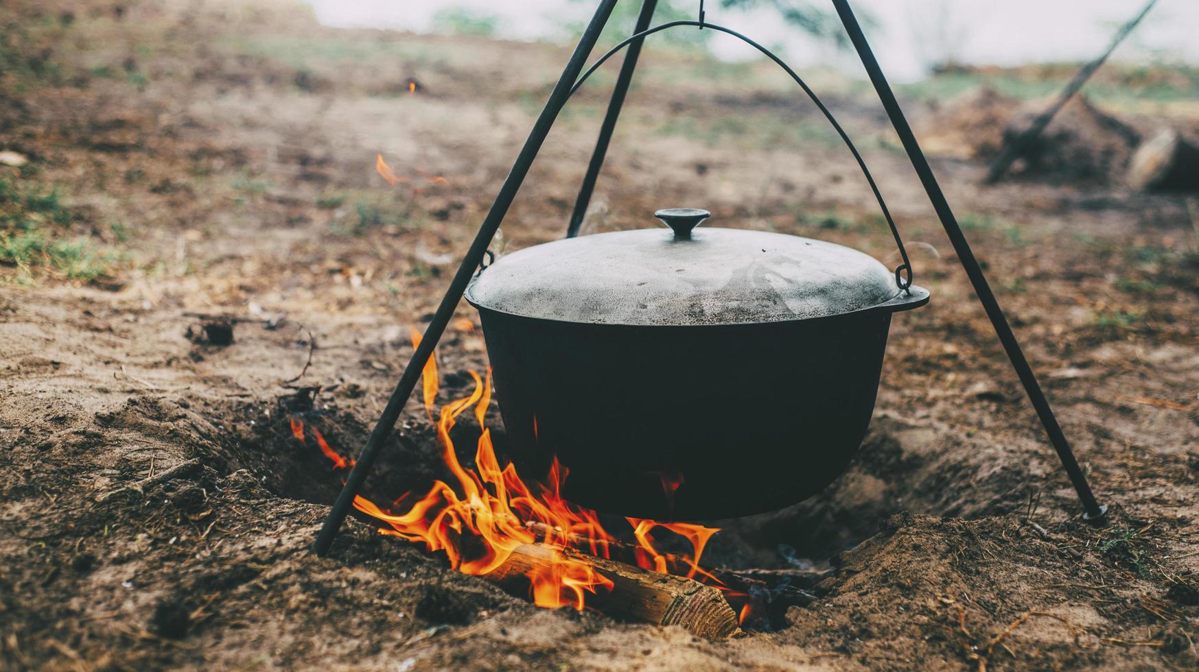 poêle sur feu de camp photo