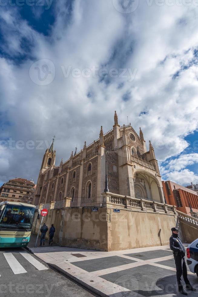 Saint Jérôme le Royal est un de bonne heure 16e siècle romain catholique église dans central Madrid longue exposition et ciel de divers angles photo
