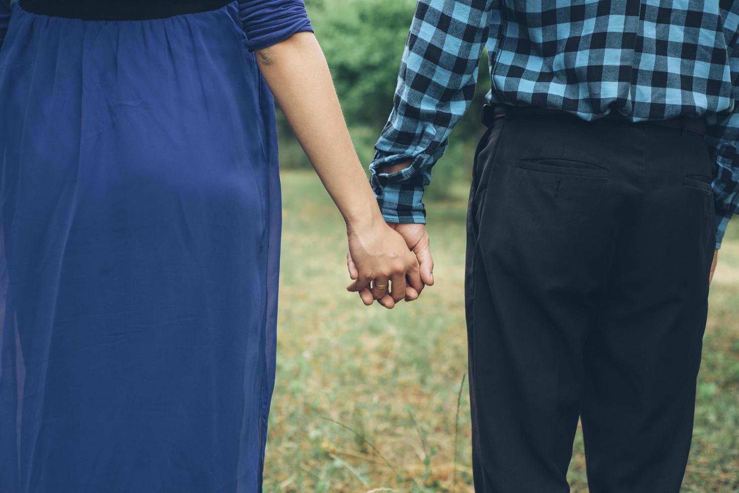 couple dans les mains bleues photo