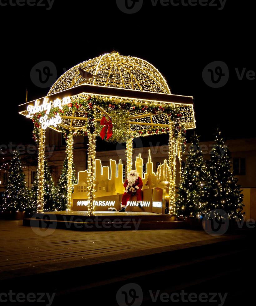 des rues à nuit avec décorations pour Noël Varsovie Pologne dans le ville centre photo