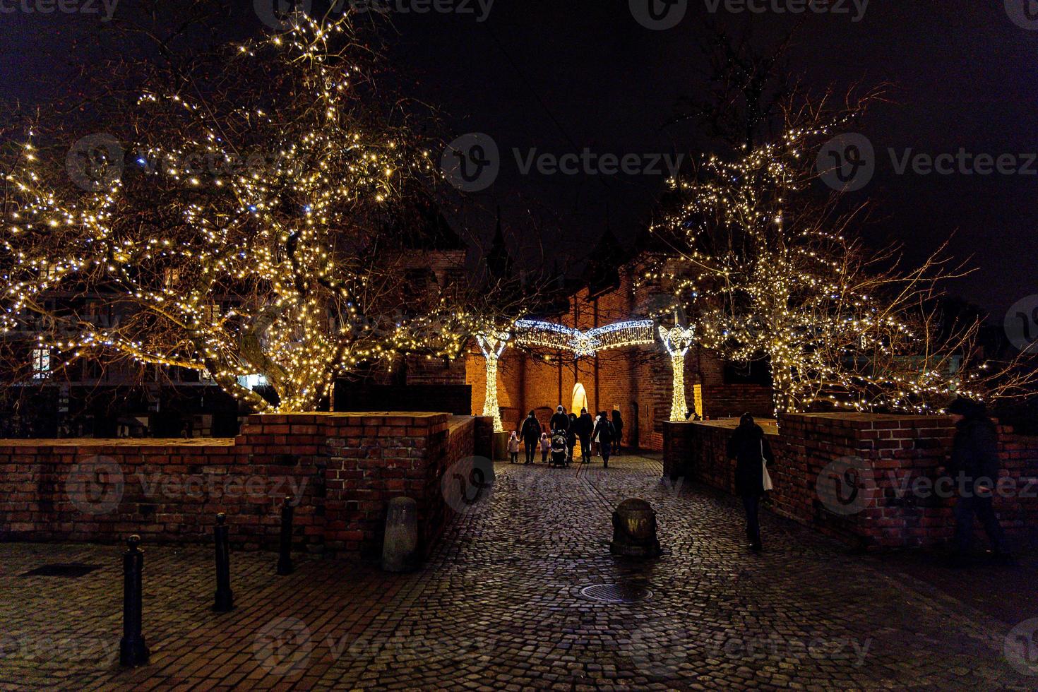 des rues à nuit avec décorations pour Noël Varsovie Pologne dans le ville centre photo