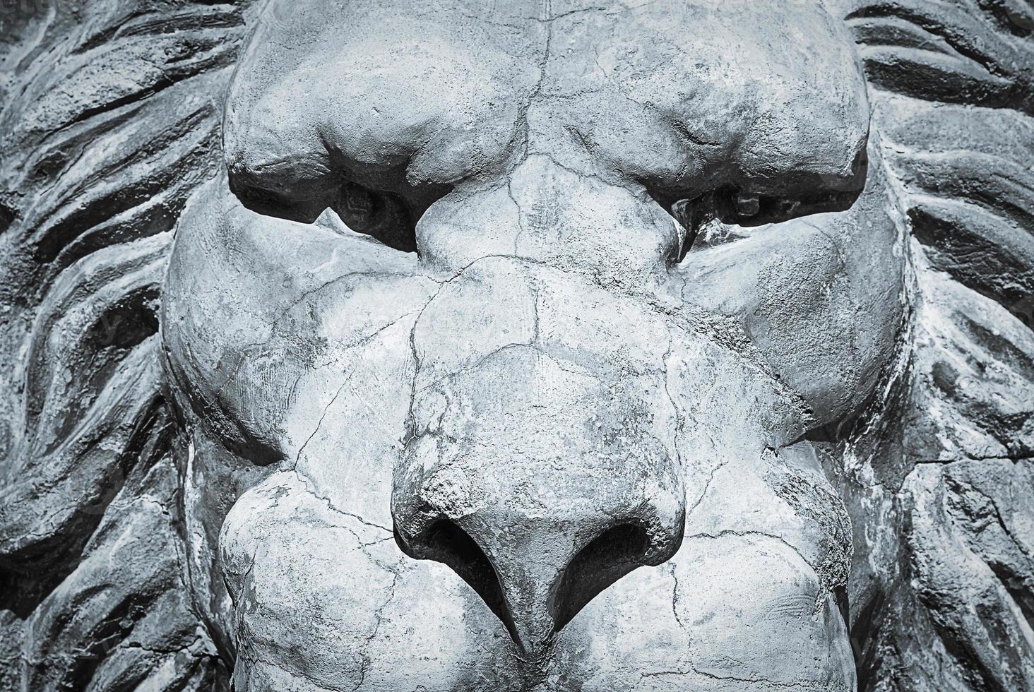 Lion sculpture portrait de gris calcul, fermer photo