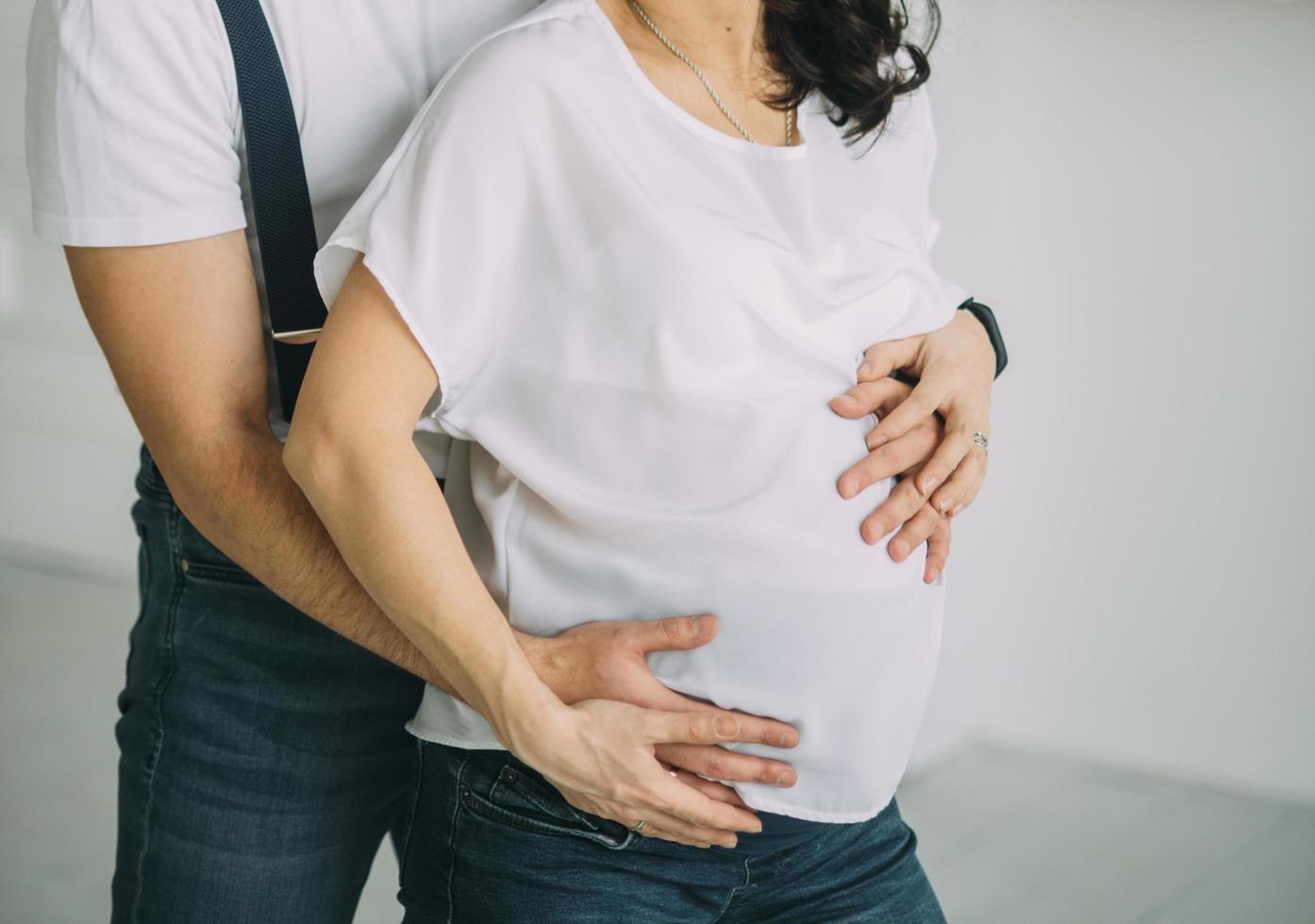 couple enceinte tenant le ventre photo