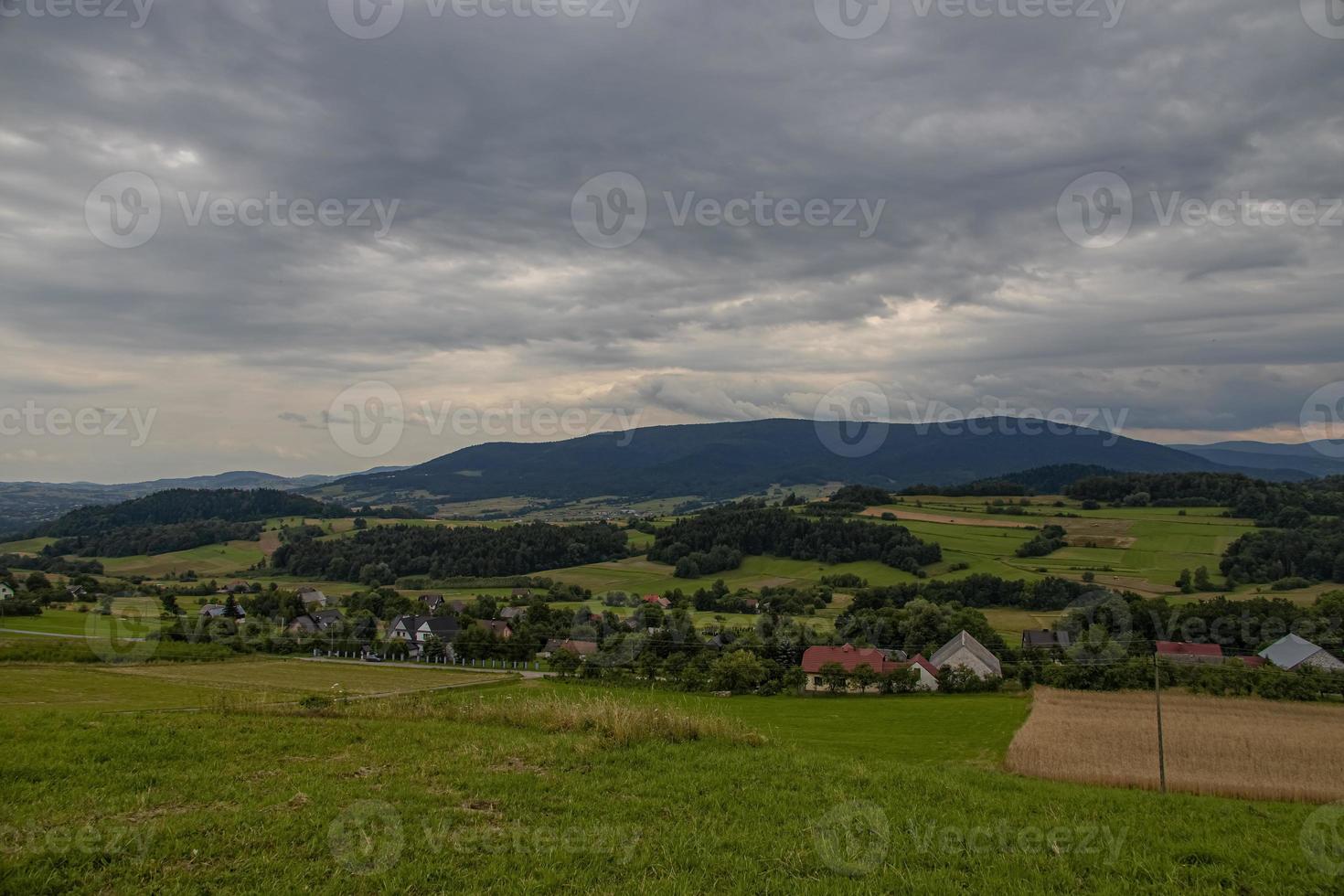 été paysage avec polonais montagnes sur une nuageux journée photo