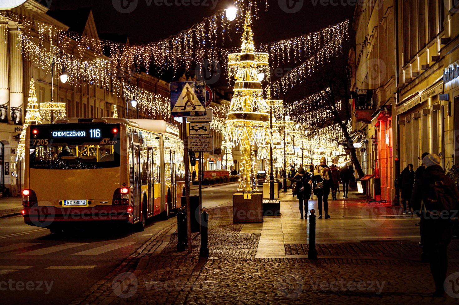 des rues à nuit avec décorations pour Noël Varsovie Pologne dans le ville centre photo