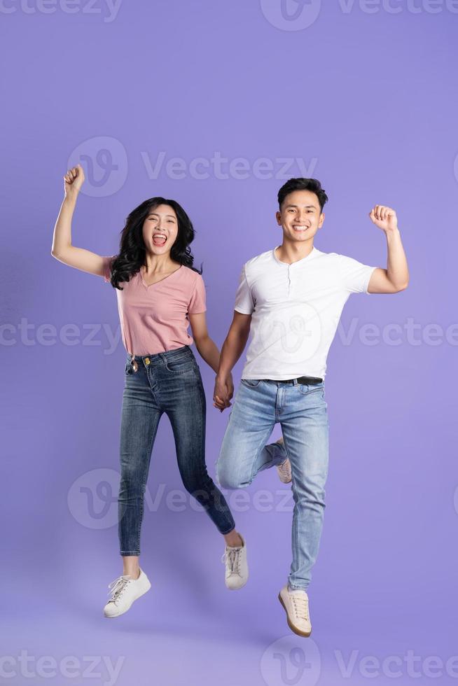 plein corps image de asiatique couple posant sur violet Contexte photo