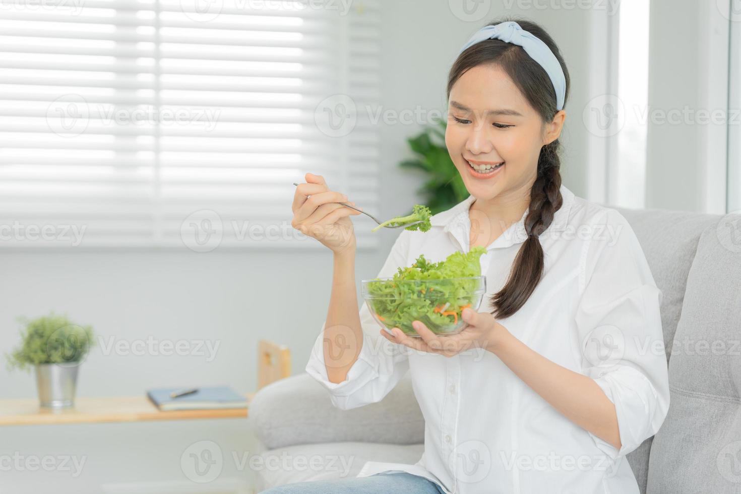 sain aliments. magnifique femelle fille souriant prendre plaisir manger Frais légume salade sur petit déjeuner santé. content asiatique femme bien émotion. suivre un régime, détox, régime, perdre lester, nettoyer manger, végétarien, nutritionniste photo