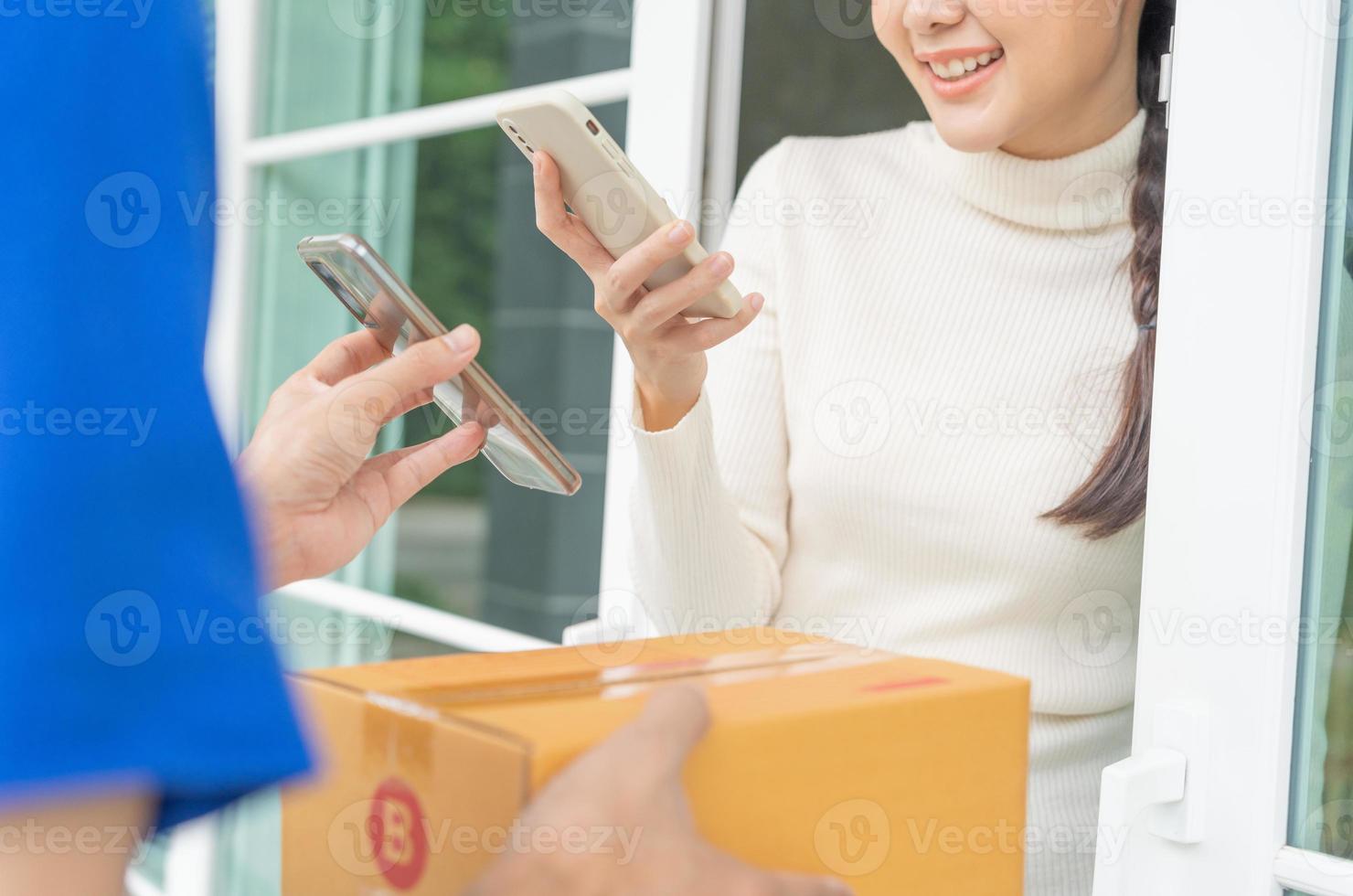 sourire heureux femme asiatique scanner le code qr pour payer de la nourriture. livreur envoyer livrer express. boutique en ligne, conteneur en papier, plats à emporter, facteur, service de livraison, colis, monnaie électronique, transfert numérique photo