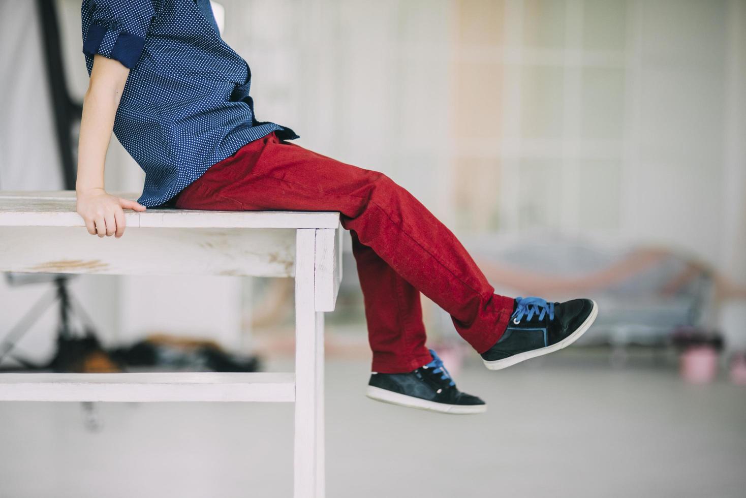 petit garçon sur une chaise photo