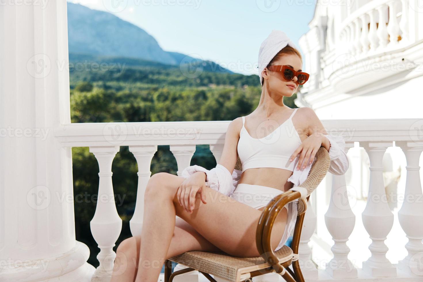 portrait de Jeune femme serviette et des lunettes de soleil sur balcon paresseux Matin photo