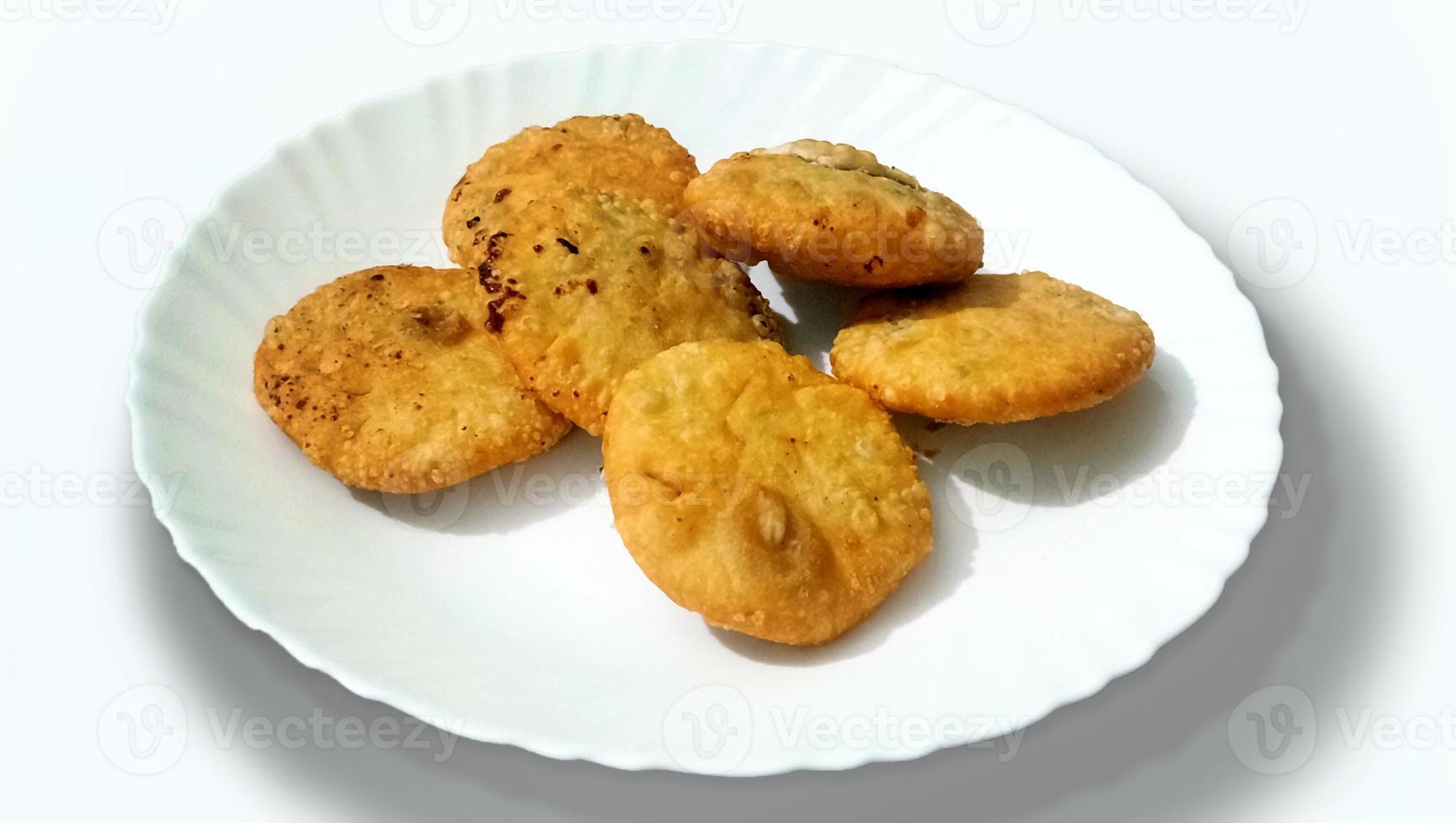 matar traditionnel indien spécial ou kachori de pois verts servi avec sauce tomate et thé chaud photo