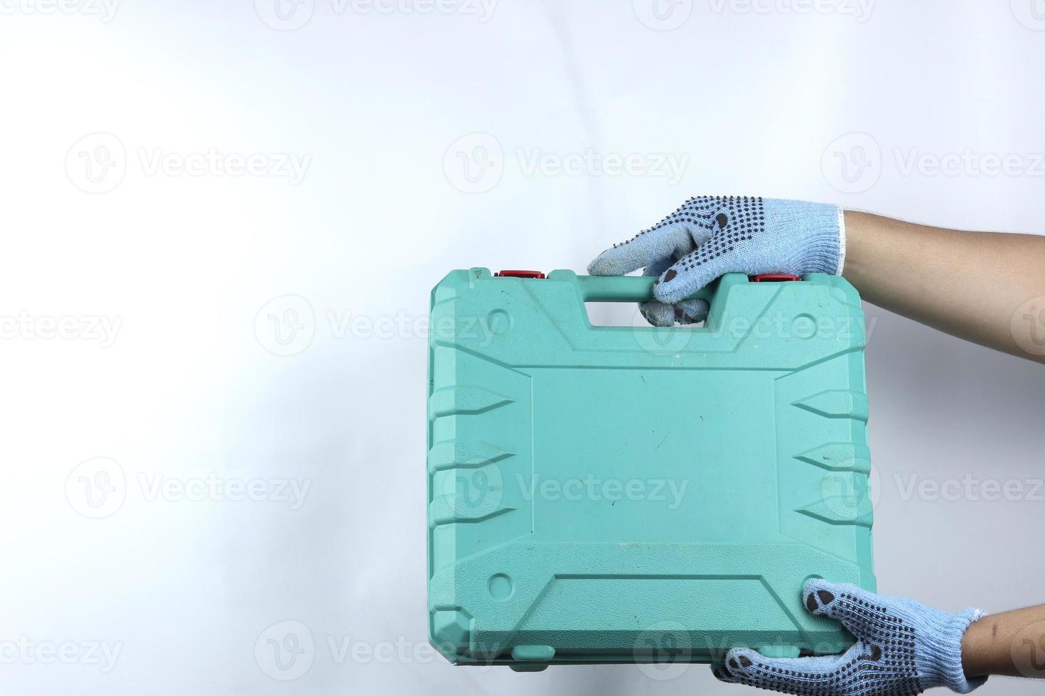 ganté main en portant boîte à outils isolé sur blanc Contexte photo