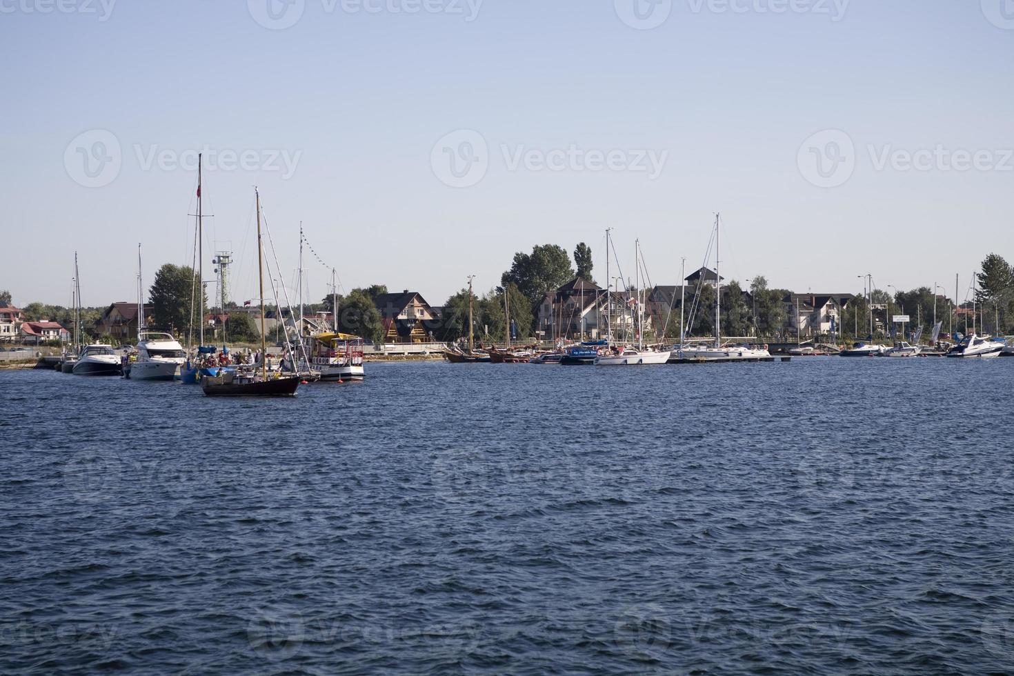 vieux opérationnel pêche bateaux sur une ensoleillé journée dans le Port de Pologne photo