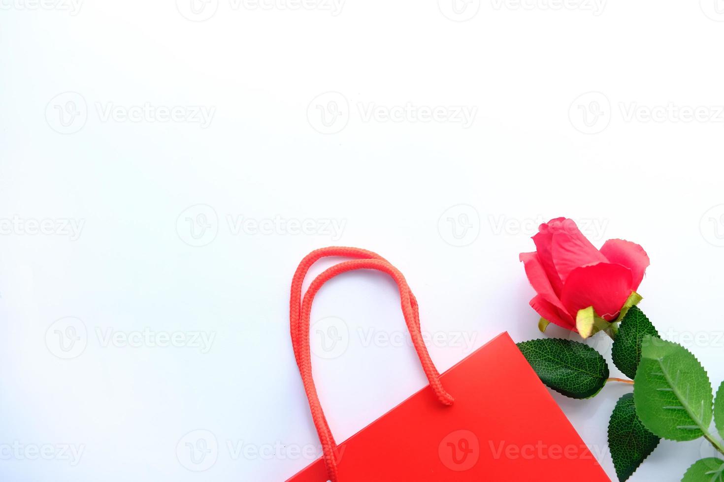 Vue de dessus du coffret cadeau et fleur rose sur fond blanc photo