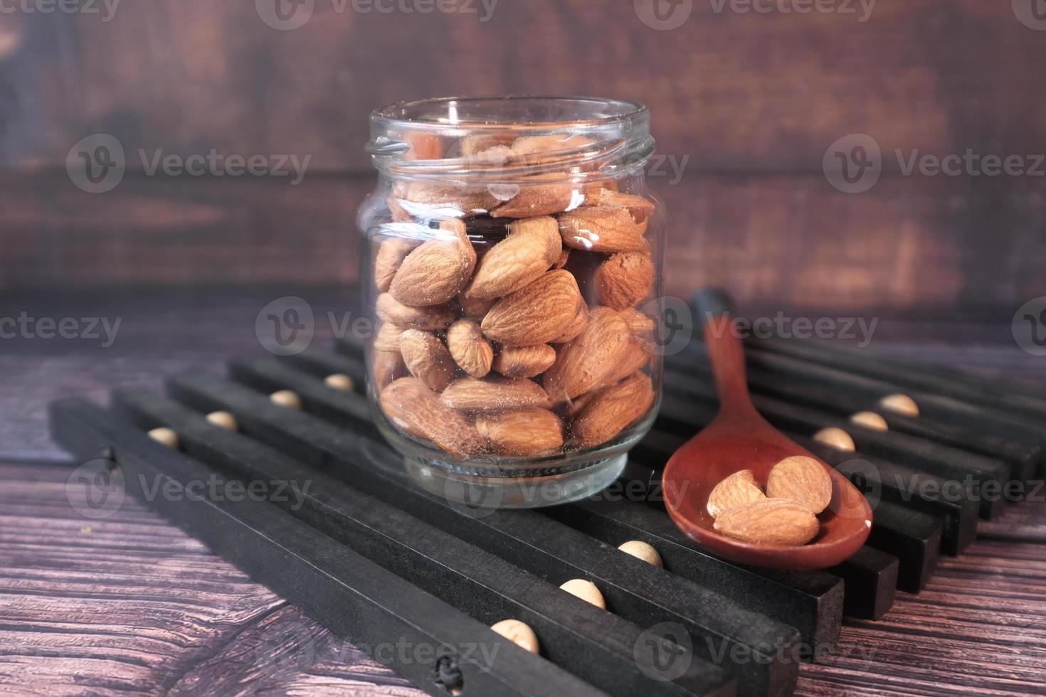 Close up d'amandes dans un pot sur la table photo