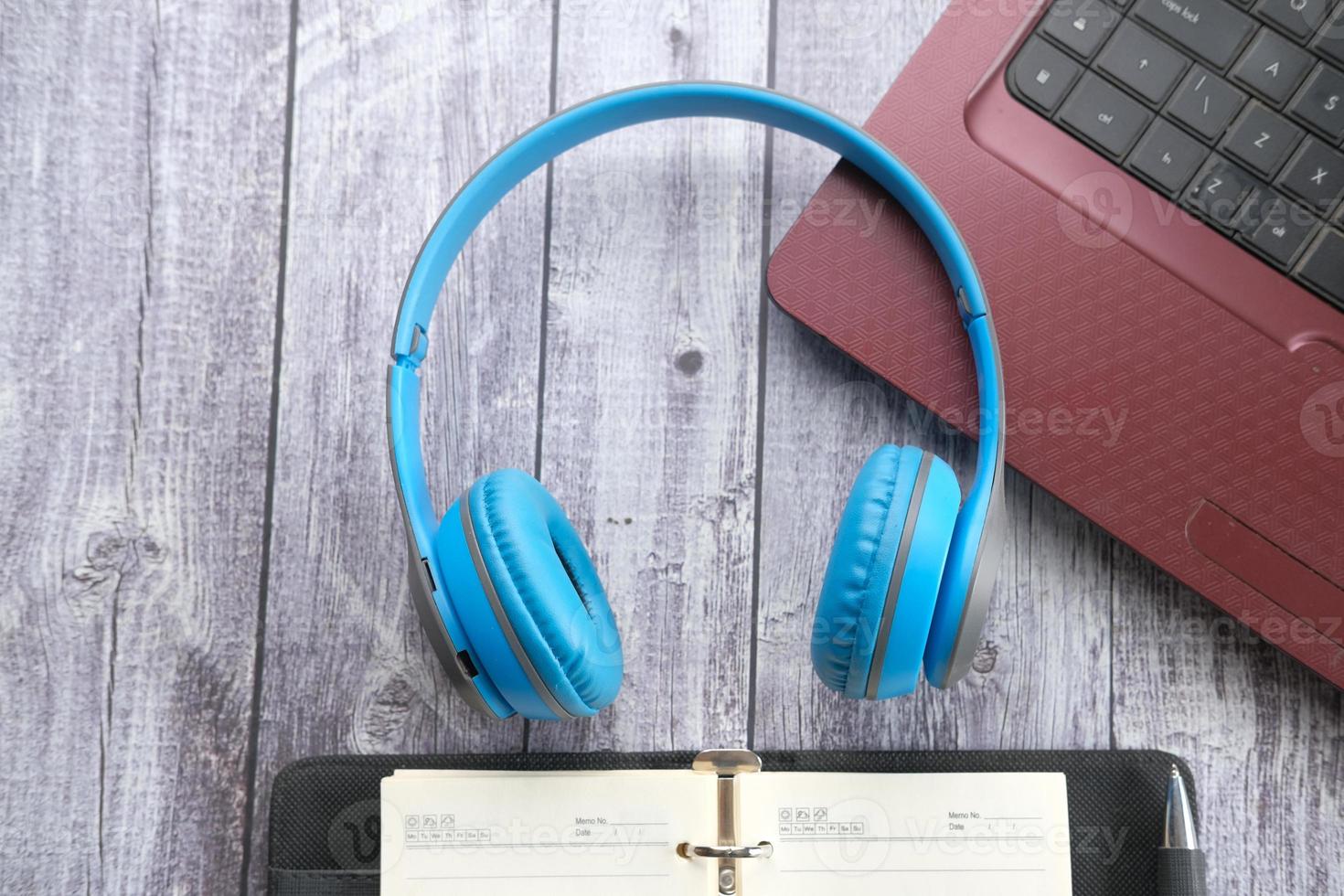 Casque bleu avec planificateur sur un bureau en bois photo