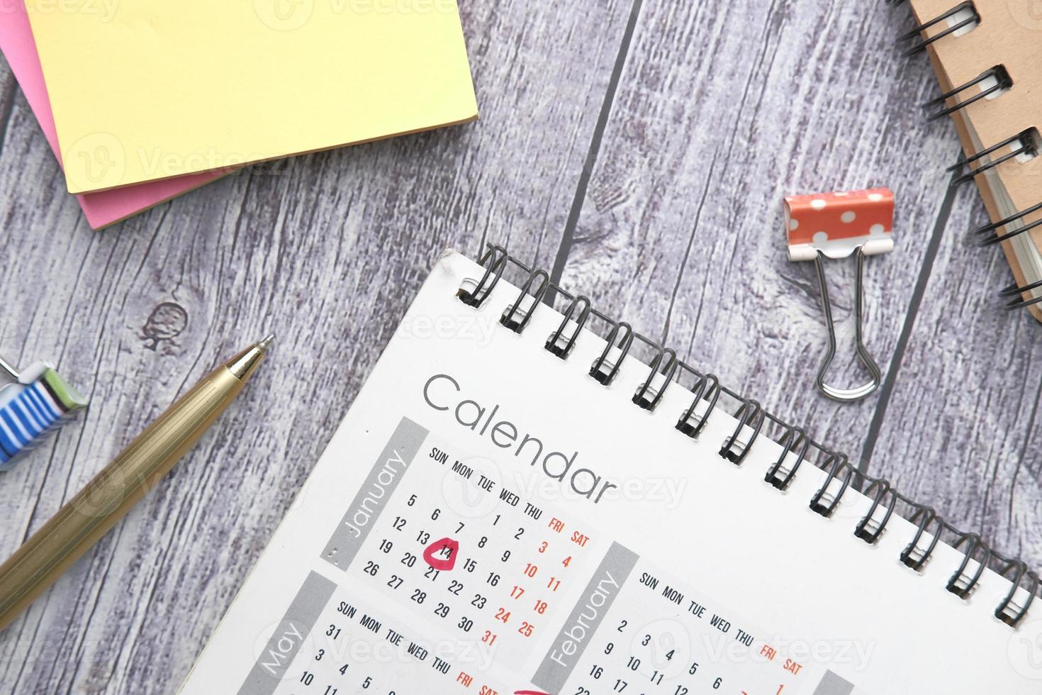 concept de date limite avec marque rouge sur la date du calendrier photo