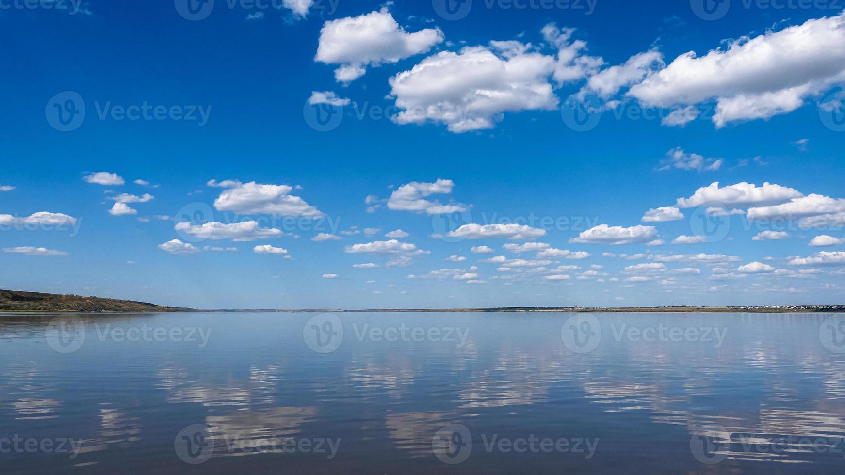 paysage marin mer avec calme l'eau et blanc des nuages photo